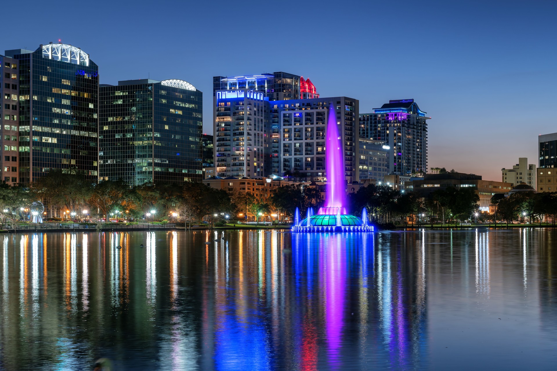 Cidade de Orlando e fonte à noite em Lake Eola, Flórida.